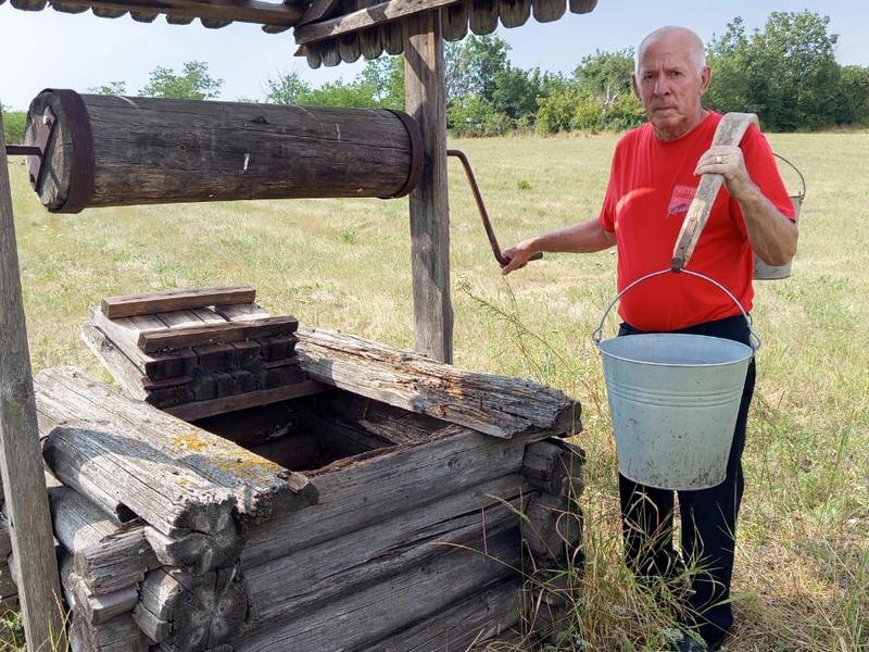 Николай Алексеевич Романчук стал нашим экскурсоводом, показав старые станичные колодцы.  Фото предоставлено В. Груздевым
