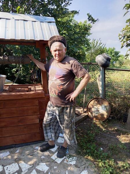 Владимир Ильич Груздев на своем подворье облагородил старый колодец, сделав новый сруб.   Фото предоставлено В. Груздевым