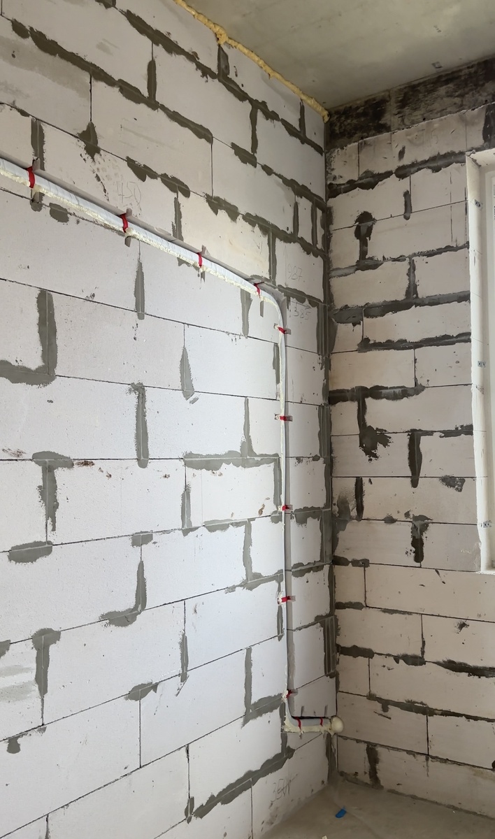 Трасса спрятана в стене