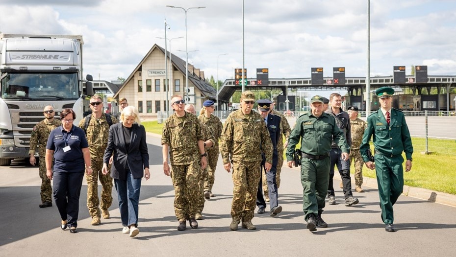    Президент Латвии Эдгар Ринкевич вместе с начальником погранохраны Гунтисом Пуятсом в пункте пропуска Терехово на границе Латвии и РФ. 19 августа 2025 года. Автор фото: rs.gov.lv