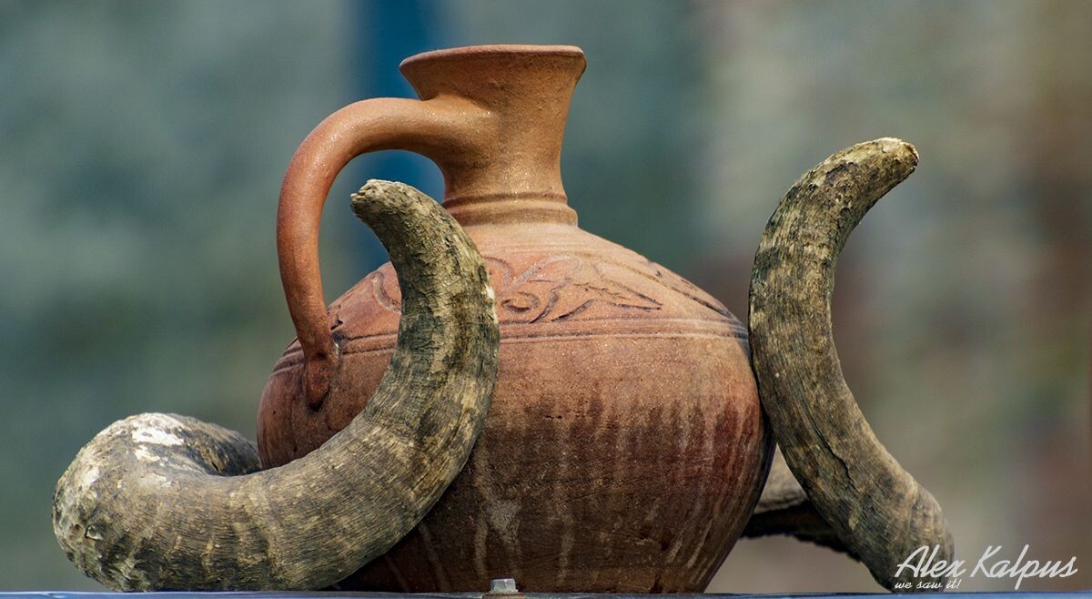 Не о грузинских рецептах блюд, это о том, в чем готовят, едят и пьют