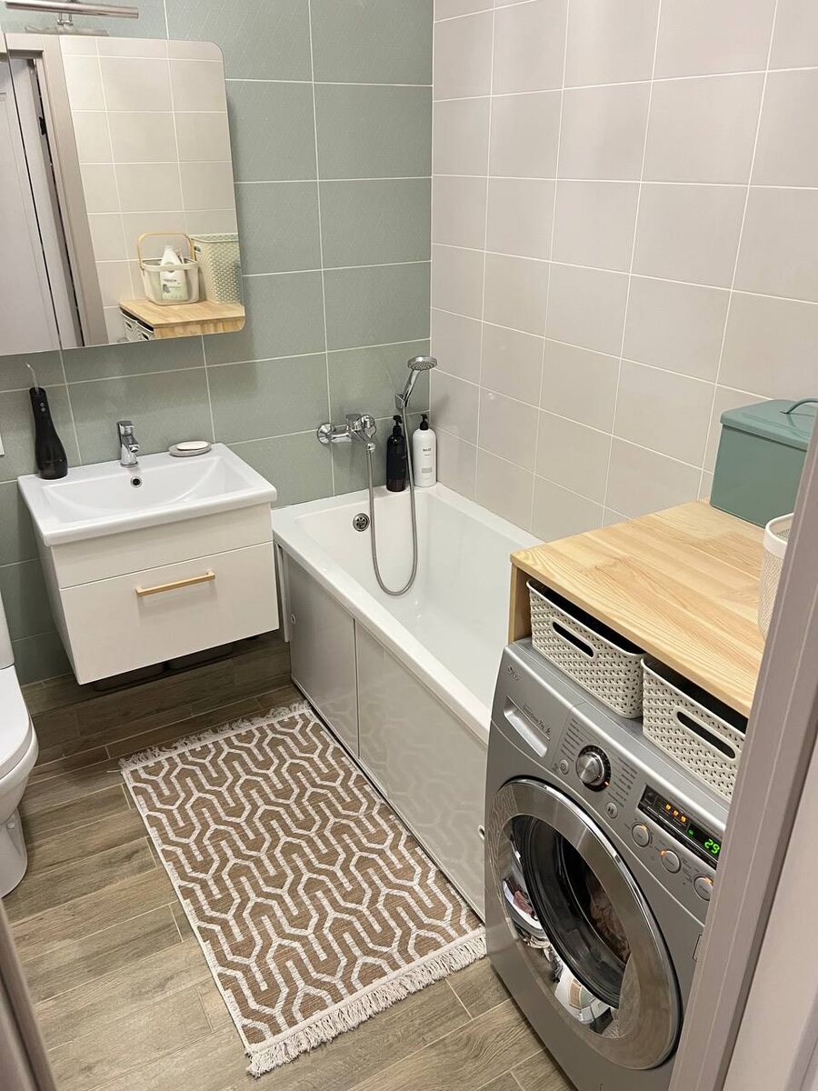 В этом сан. узле, как и во всей квартире мы сделали максимально бюджетный ремонт и обстановку. Шторки для душа у нас нет, как и душевой стойки. Некоторым этот вариант кажется неудобным, но для нас все комфортно в использовании, все делали под себя