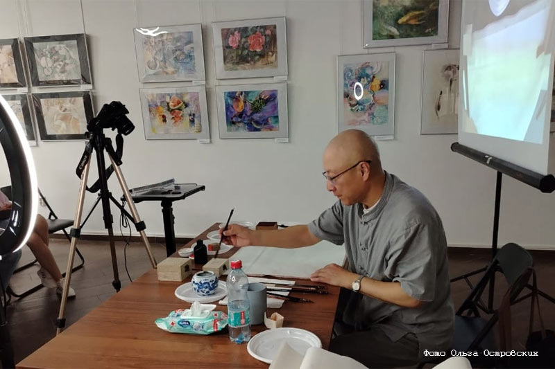    Художник Хао Шоумин дал демонстрационный мастер класс kikonlineru