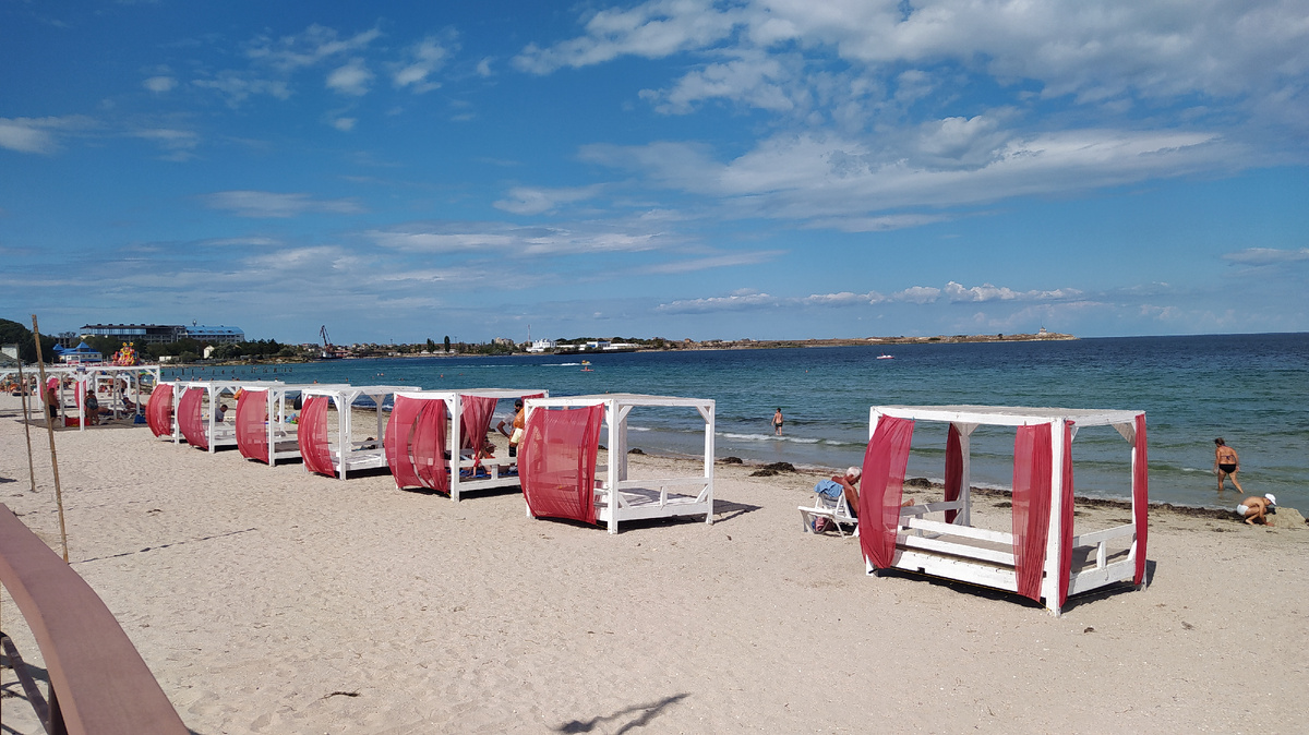 Отдыхающих намного меньше .