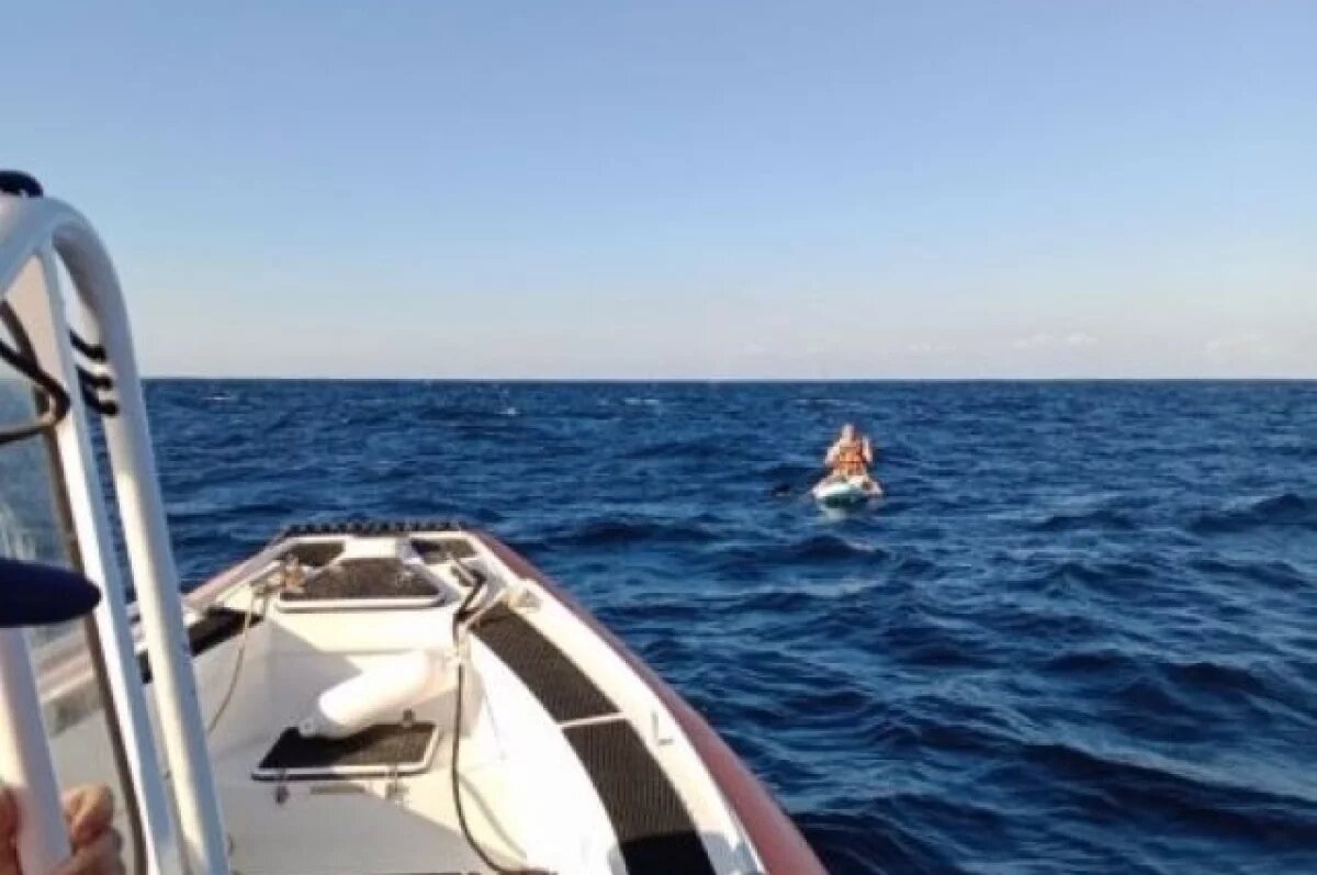    В Севастополе спасли мужчину, которого течением уносило в море на сап-борде