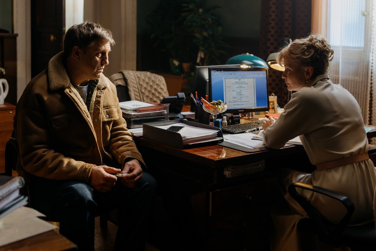 Владимир Вдовиченков и Юлия Пересильд в фильме «Мужу првиет». (2025)