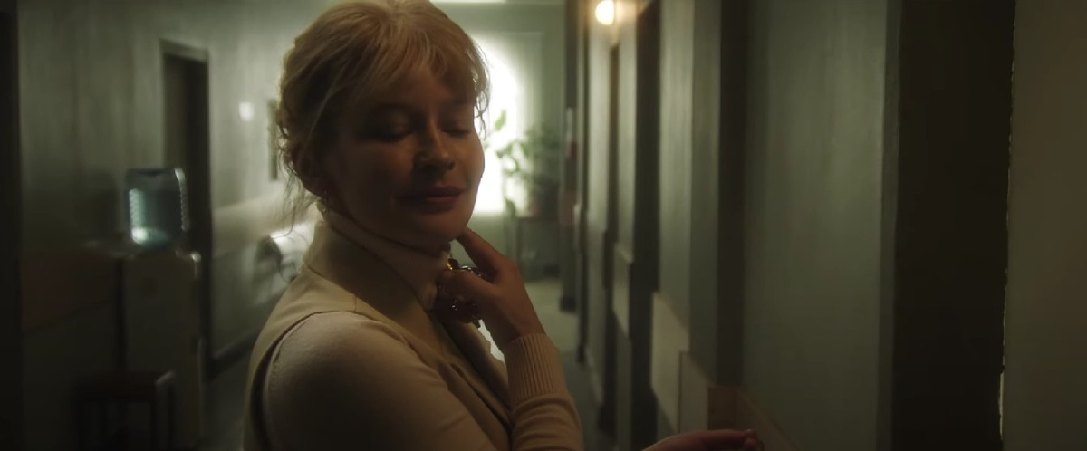 Героиня Юлии Пересильд Катерина наносит парфюм перед визитом к мужу