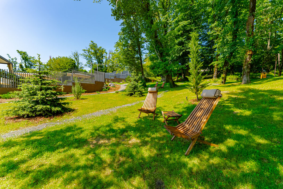 Отдых в окружении зелени Мондриан