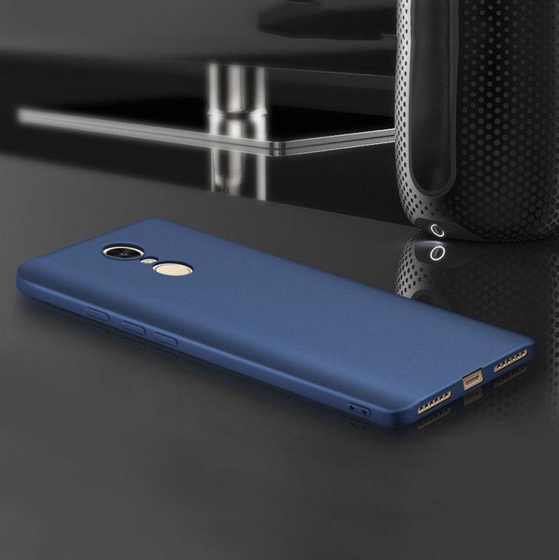 Тонкий матовый чехол для смартфона без усиленных углов.