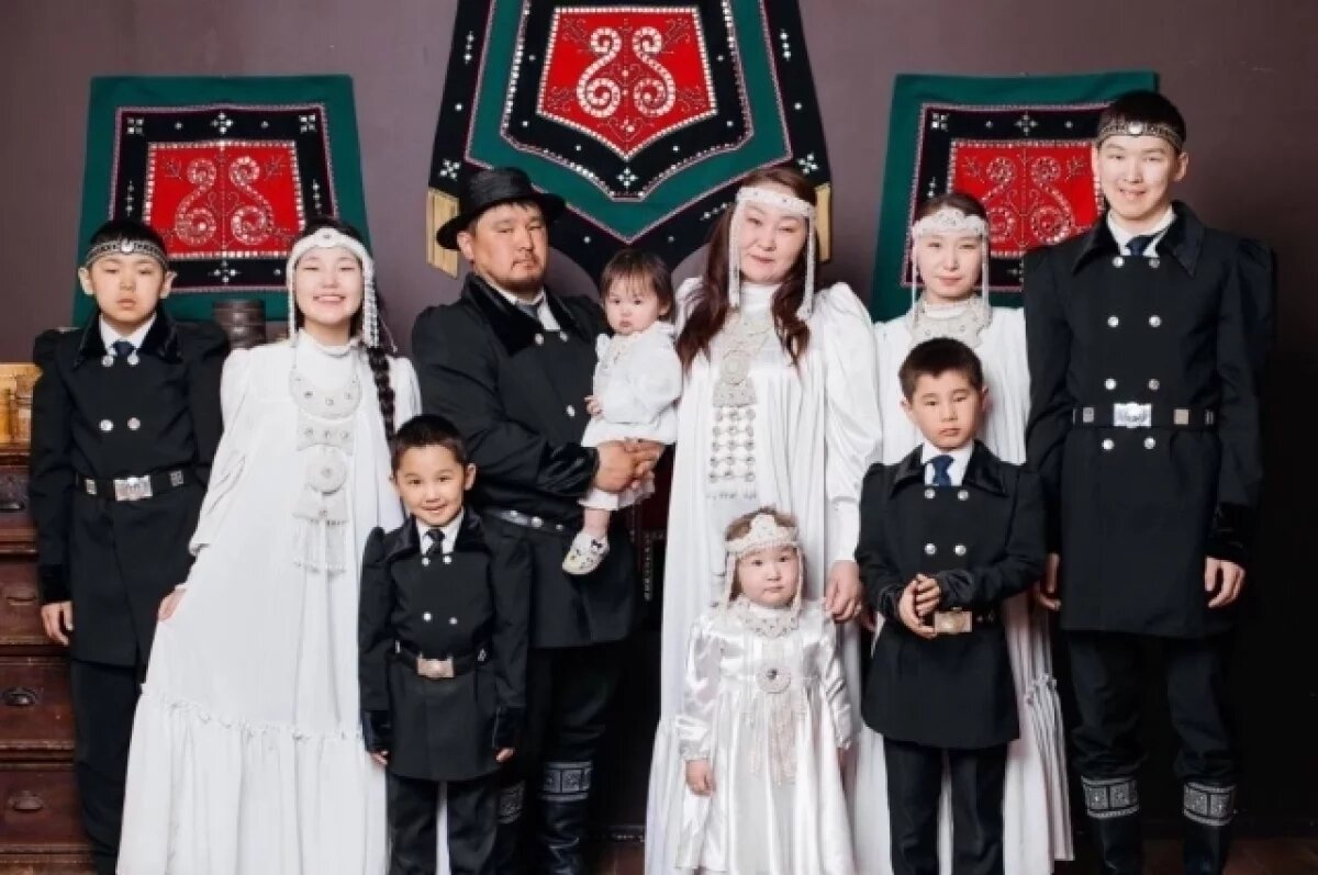    Воспитатели из Якутии с восемью детьми стали лучшей молодой семьей России
