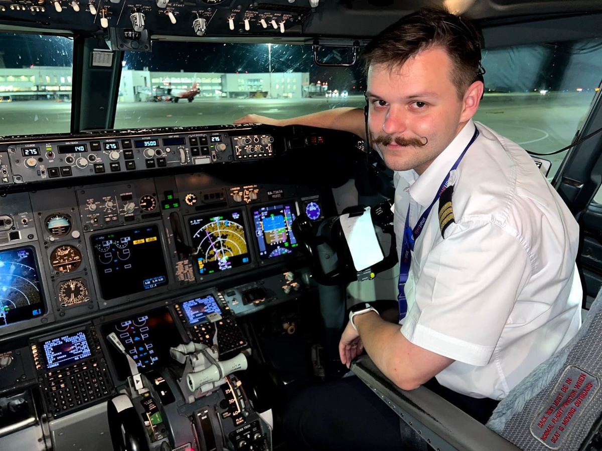 Владислав Пасечник вместе с пятью своими коллегами приступил к самостоятельной работе в качестве второго пилота авиалайнера Боинг 737NG авиакомпании Smartavia. Фото: пресс-служба авиакомпании Smartavia