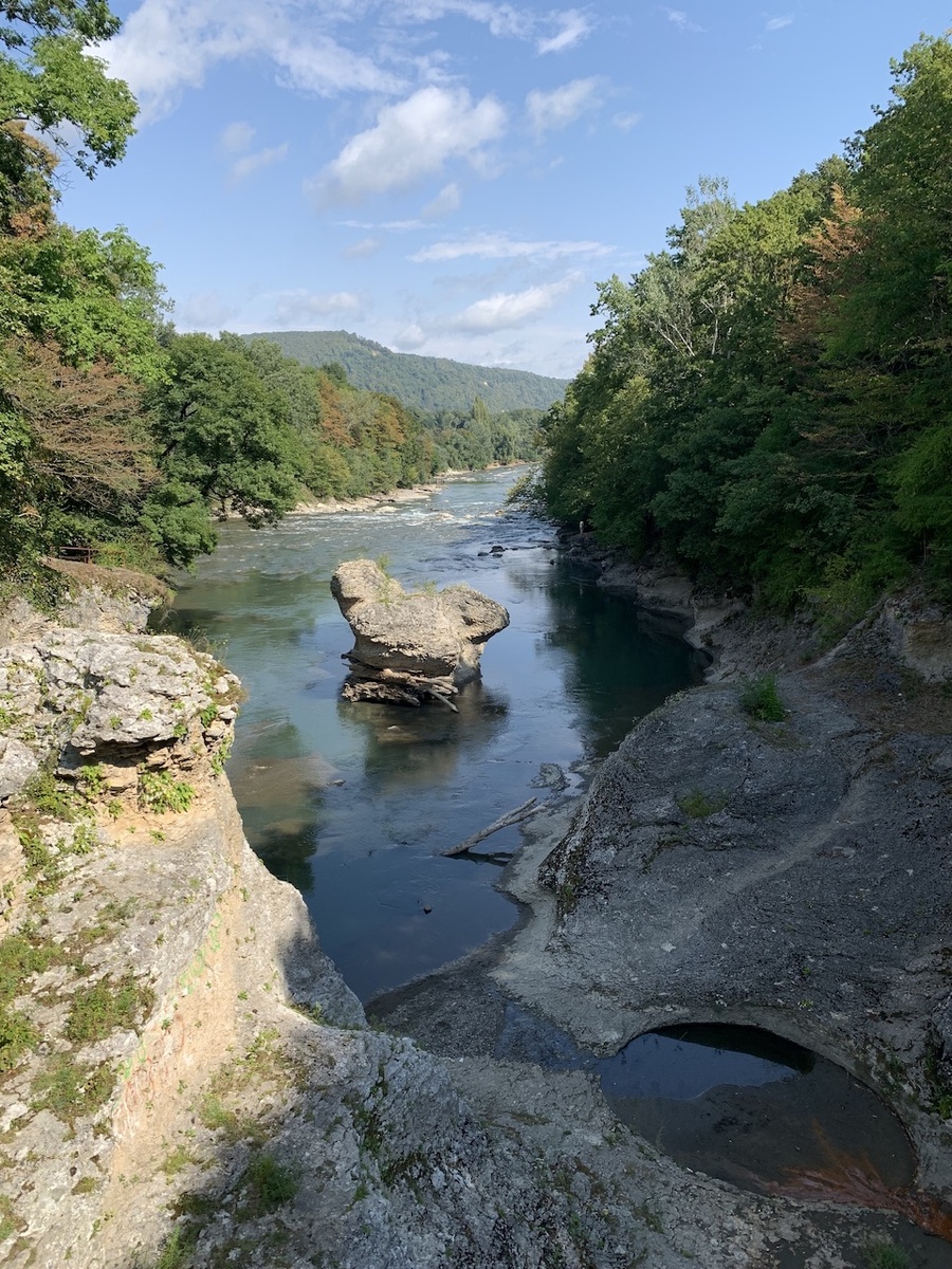 Вид из Хаджохской теснины на реку Белую, чуть дальше в порогах мы купались 🙂 Фото автора