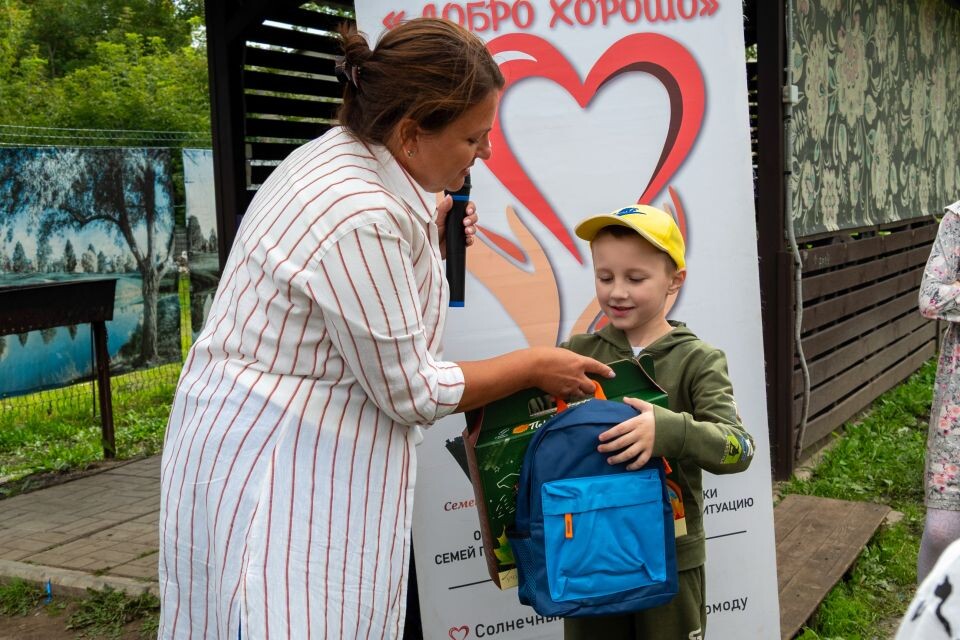    Вручение подарков от депутатов партии "Новые люди". Источник: Пресс-служба партии "Новые люди"