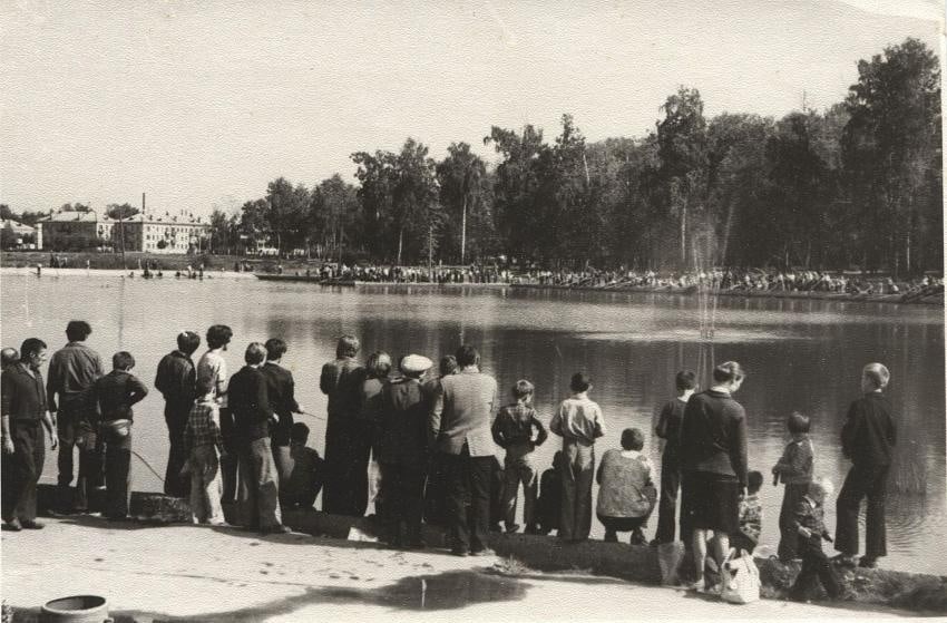 Городское озеро, западная часть. 4 сентября 1977 года здесь было многолюдно
