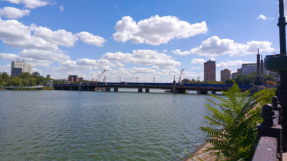 Даже постояла немного