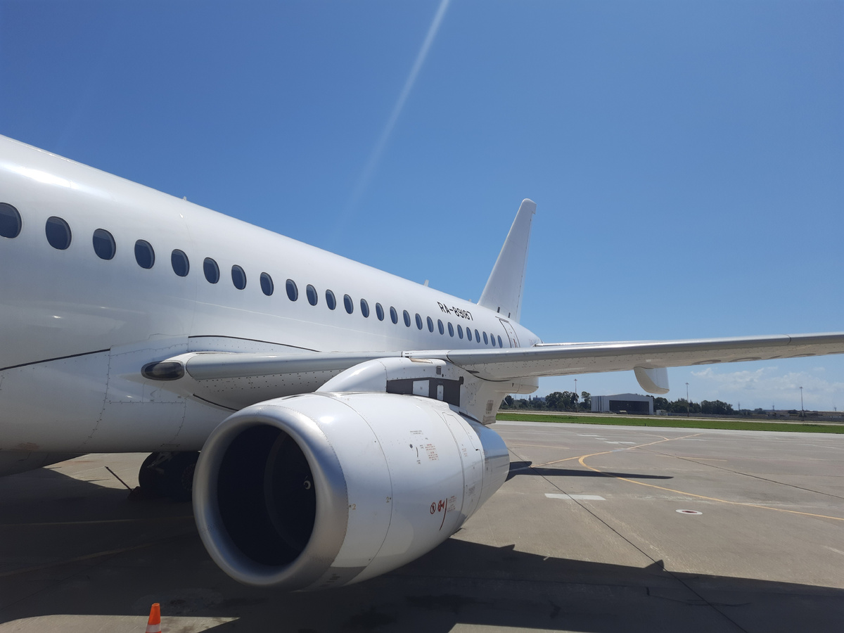 Самолет Сухой Суперджет 100