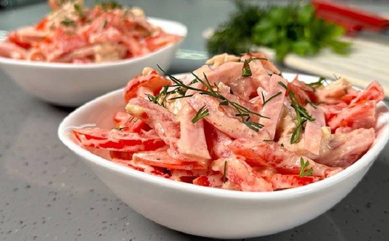 Лучший летний салат с курицей, ветчиной и помидорами: сытно, свежо и легко