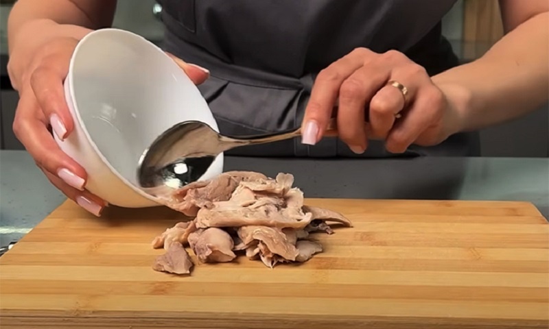 Лучший летний салат с курицей, ветчиной и помидорами: сытно, свежо и легко