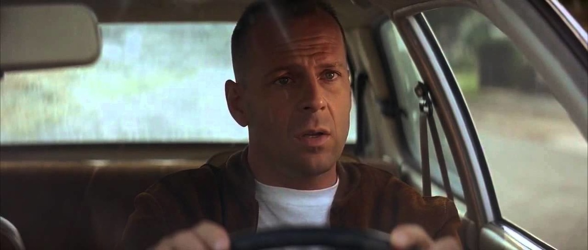    Всего разбитых автомобилей на экране: 60 Больше всего машин герой Брюса уничтожил, несомненно, в «Крепком орешке». Только в одной пятой части Джон Маклейн отправил на свалку 18 машин (фактически же в съемках уничтожили 132 автомобиля). Почти в каждом фильме, от «Гудзонского ястреба» до «RED», Уиллис так или иначе взрывал или разбивал автомобили. Даже в «Криминальном чтиве» он попадал в аварию на «Хонде». Фото: фильм «Криминальное чтиво»