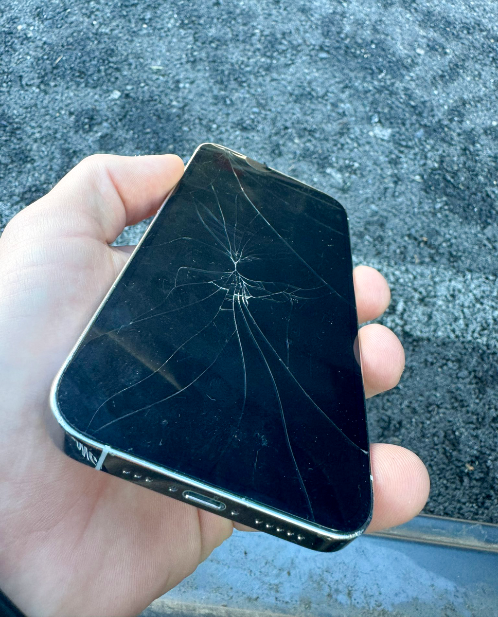 Данный смартфон выпал из кармана с высоты около полуметра. 