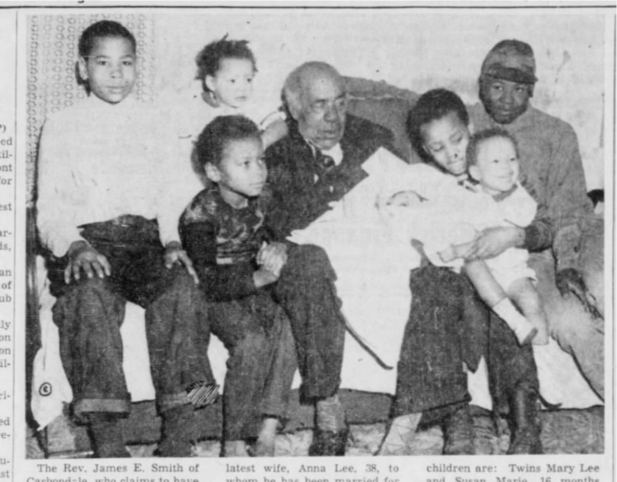 в окружении детей на свой 102 день рождения