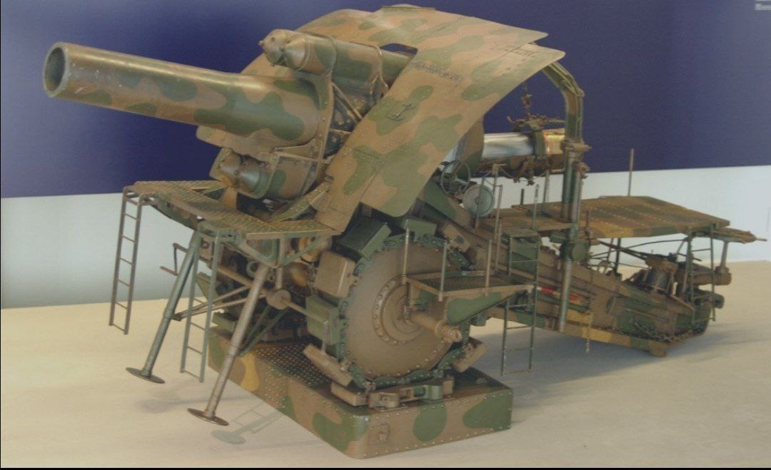 Масштабная модель M-Gerät, мобильной версии орудия, в парижском музее Musée de l’Armée.