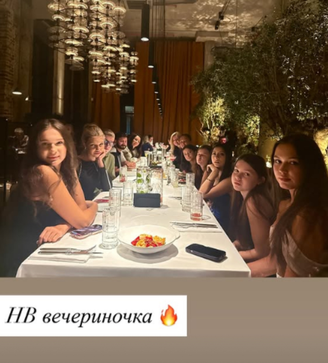    Эстелла с подругами в ресторанеСоцсети Виктории Галустян