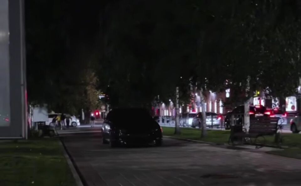    Авто на аллее на проспекте Ленина. Источник: "В курсе 22"