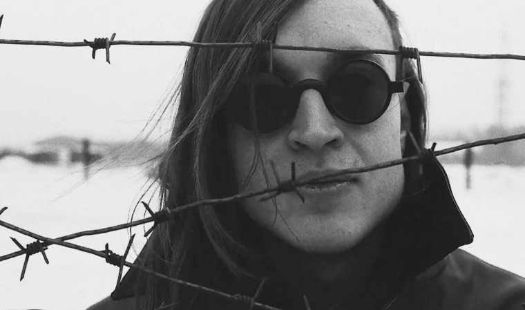 Егор Летов, одна из самых известных фотографий - из фотосессии с колючей проволокой / Кинопоиск