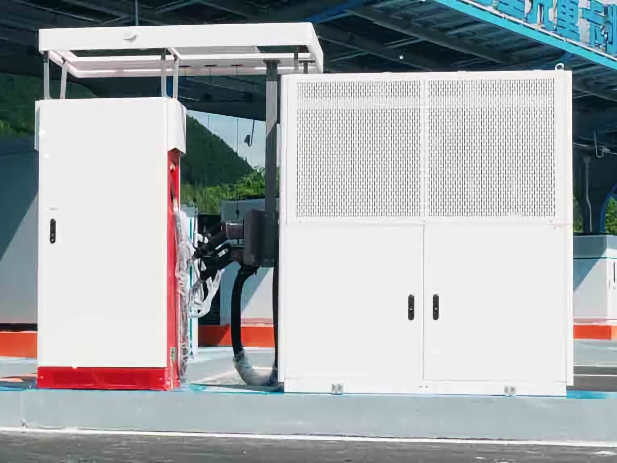    HUAWEI представила зарядку для электрогрузовиков мощностью 100 МВт