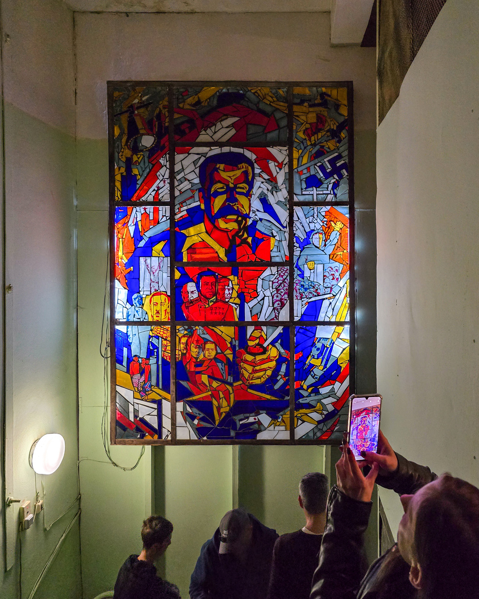 Витраж на лестничных маршах — эмоциональный акцент перед глубоким спуском