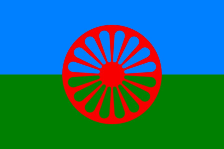 Несмотря на то, что у цыган нет страны, у этого народа есть собственный флаг. В его центре изображена дхармачакра — колесо дхармы. Оно символизирует стремление рома к свободе. А синий и зелёный цвета на фоне — небо и землю. Фото: AdiJapan / Wikimedia