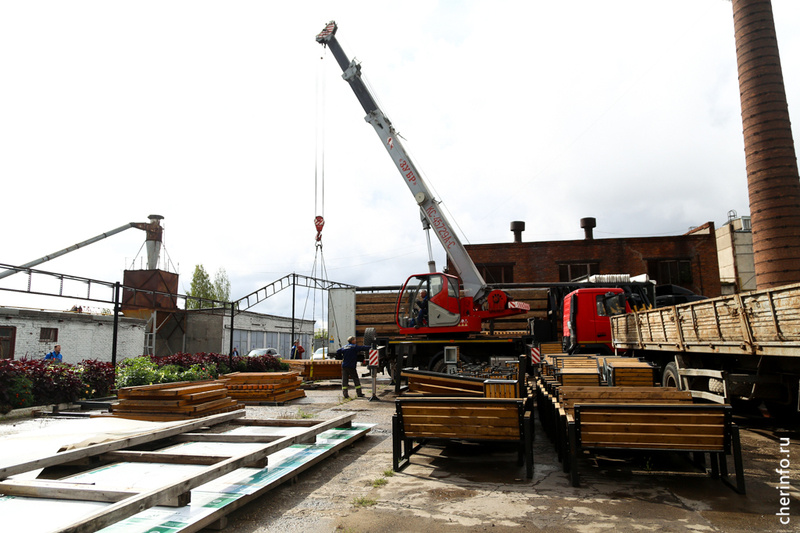    Подшефному городу Череповец передал павильоны из деревянных ламелей. На каждой остановке разместят герб Череповца и Алчевска.