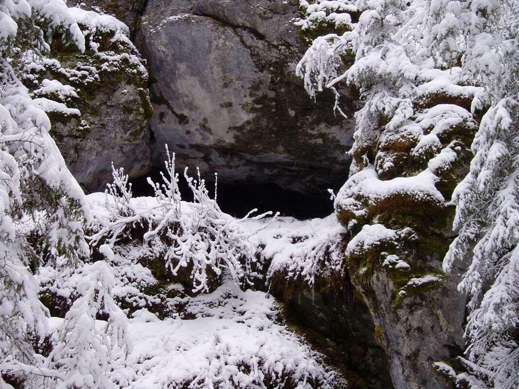    Пещера на реке Тошемка. Фото из архива Свердловской городской спелеосекции. stalker