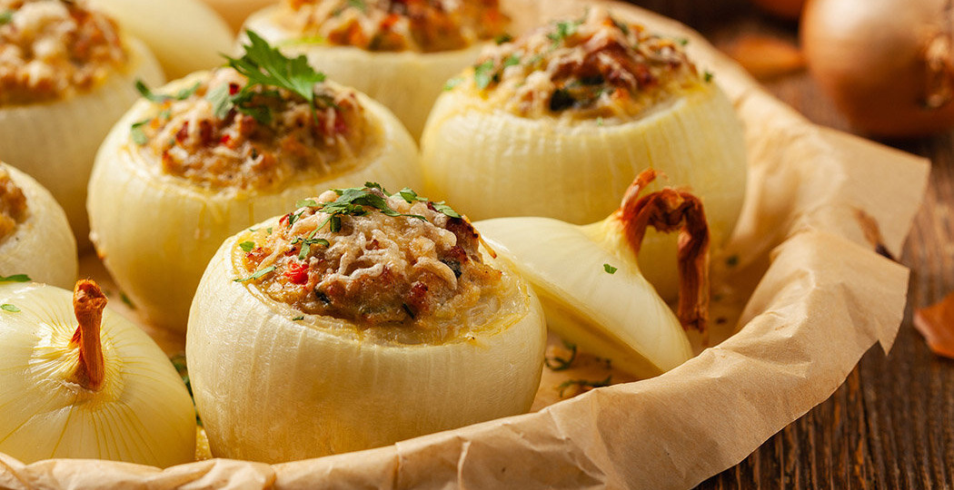 Фаршированный лук в духовке: забытый шедевр советской кухни, который вернулся в тренд