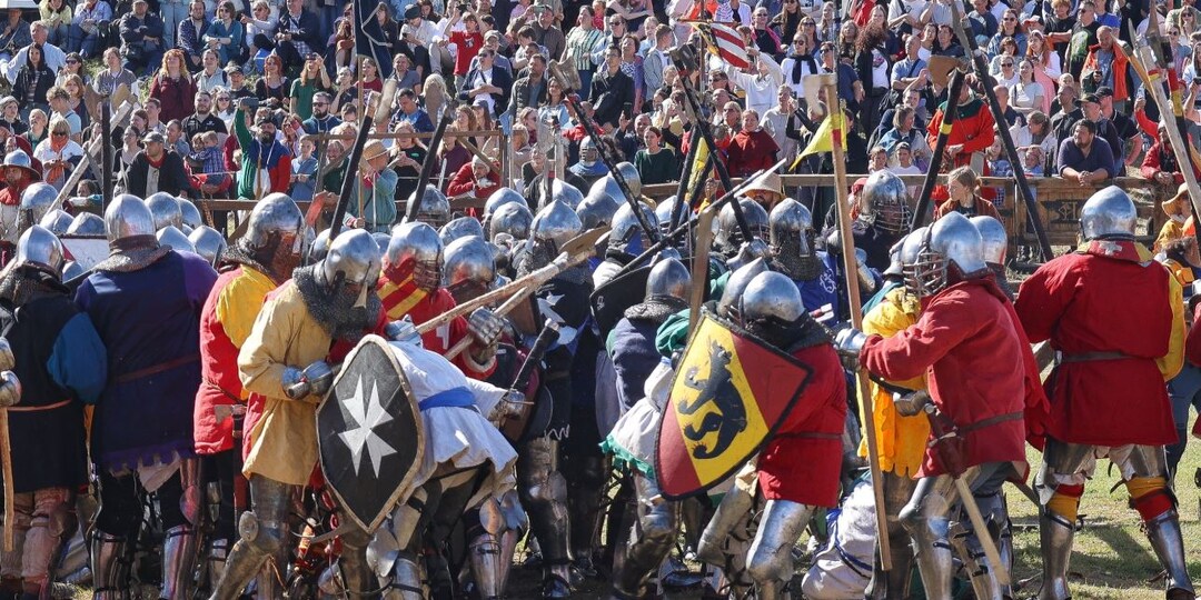 Выборг празднует 732 года: рыцари на улицах, толпы гостей и рулька, ради которой забываешь про очередь