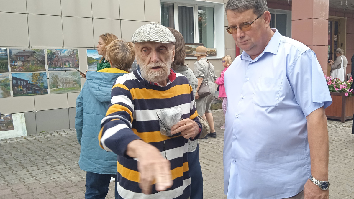 Пермский художник Юрий Лапшин и директор музея-заповедника Сергей Мушкалов во время просмотра готовых работ участников пленэра
