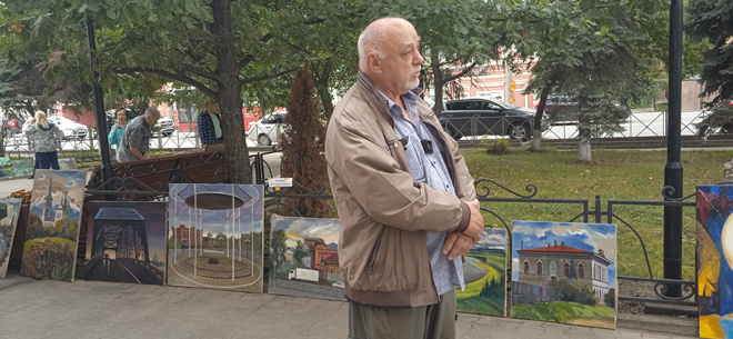 
На фоне своих работ - пермский художник Виктор Остапенко, который участвует во всех летних пленэрах Кунгура