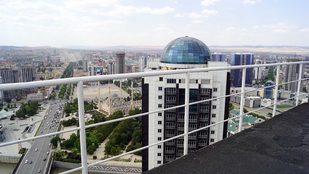 Ресторан купол расположился в высотке отеля Cosmos Selection Grozny City. Листайте галерею, чтобы увидеть ещё фото