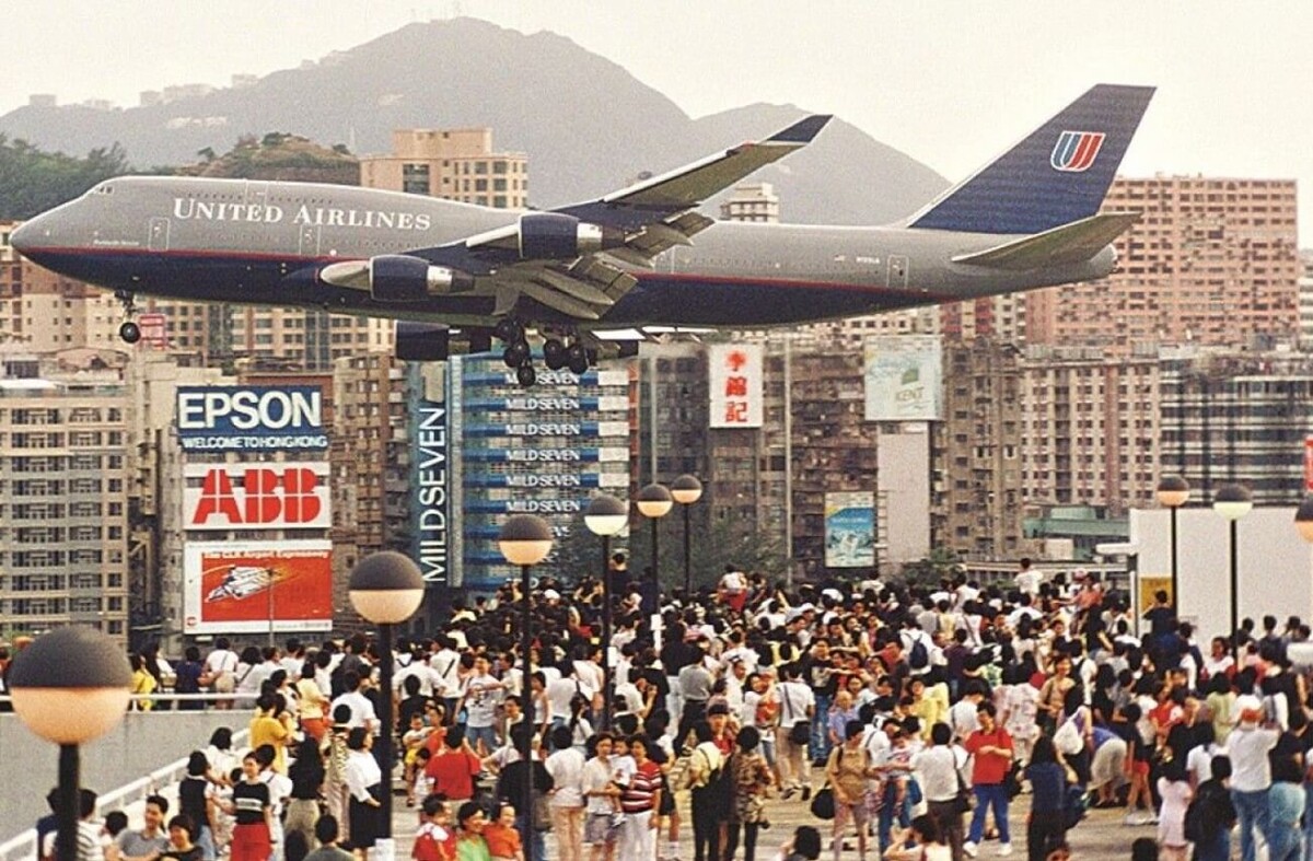    Чтобы сесть на взлетно-посадочную полосу Кайтака, пилотам приходилось проявить все свое мастерство. Источник фотографии: artofit.org