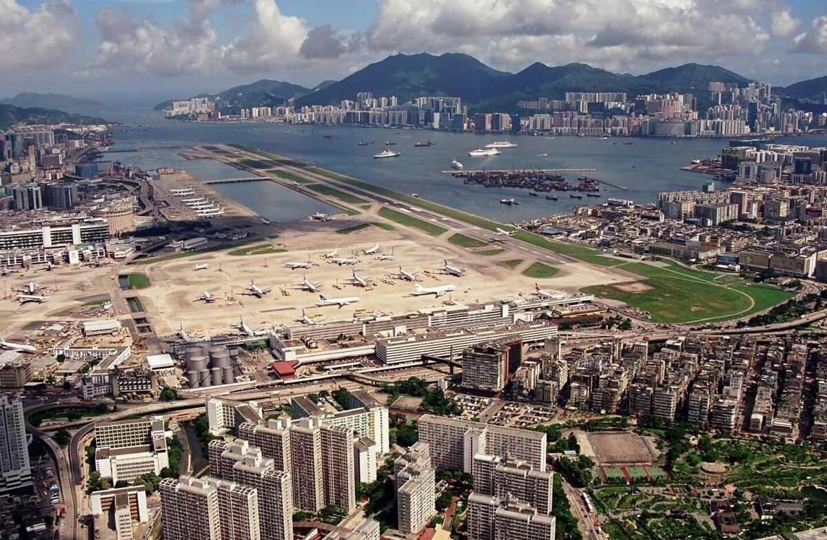    На фотографии видно, насколько близко Кайтак расположен к жилым домам. Источник фотографии: skyscraperpage.com