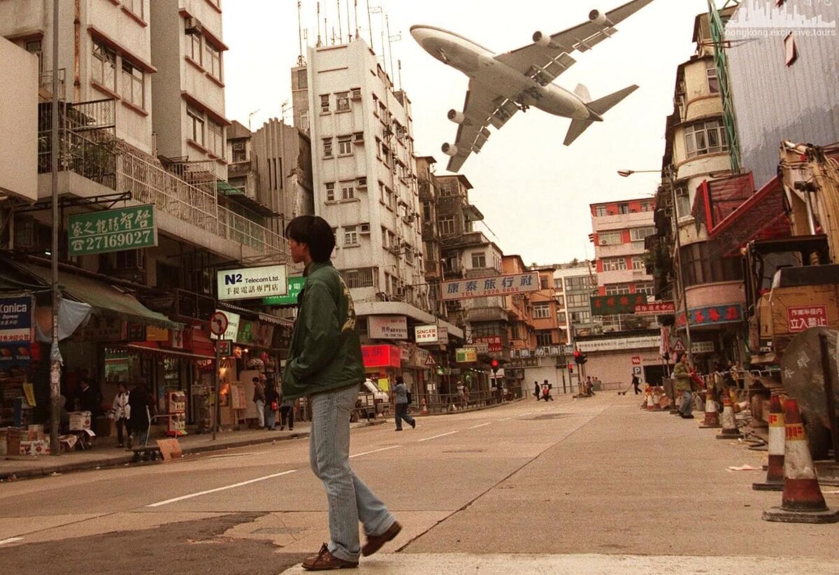    Иногда самолеты пролетали прямо над головами горожан. Источник фотографии: archive.nytimes.com