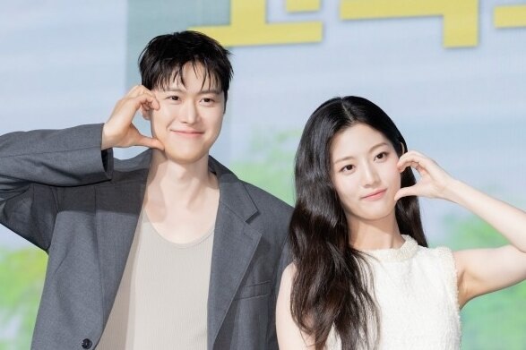     Ностальгия по 90-м: Кон Мён и Щин Ын Су в новом ромкоме «Кудрявая любовь»