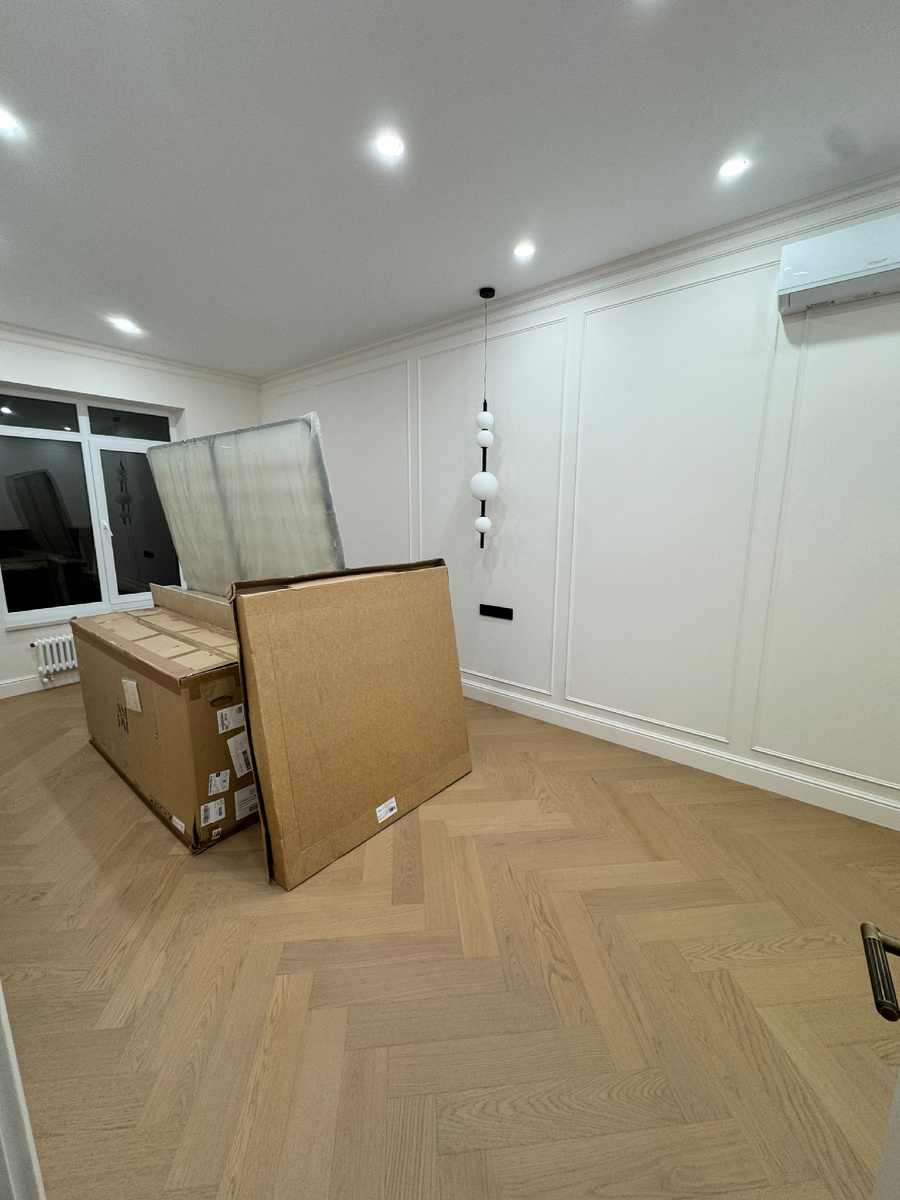 Уложен на клей