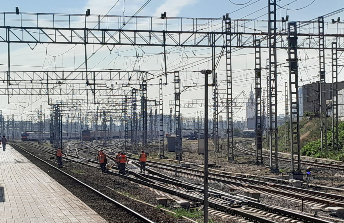 Это станция Рижская МЦД, с нее можно наблюдать запасные пути Ярославского и Ленинградского вокзалов. 