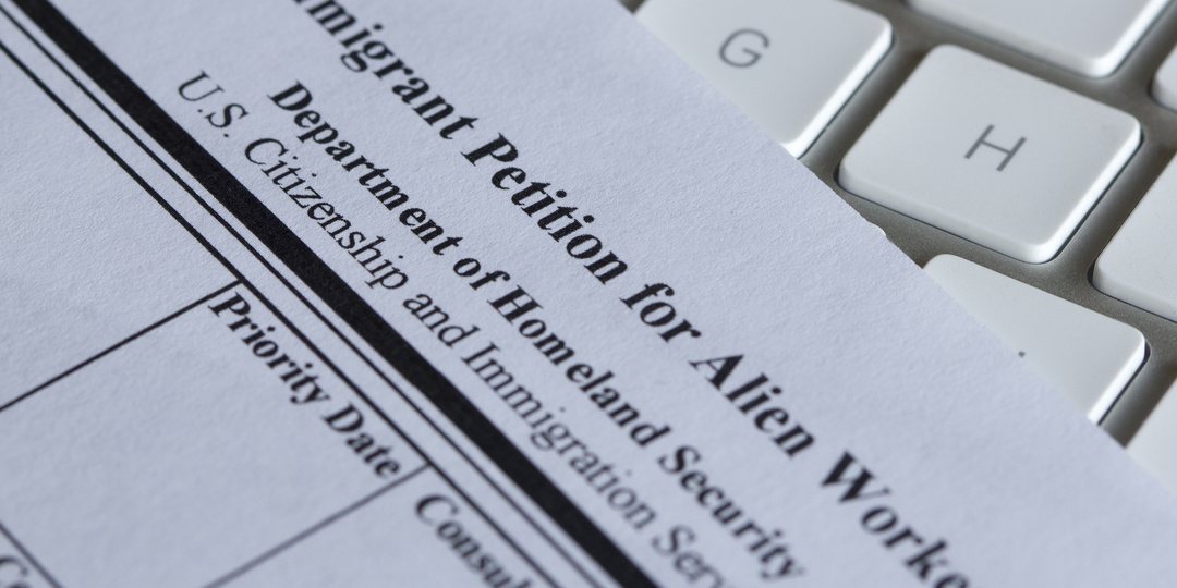 Может ли мигрант работать по патенту в двух российских субъектах?