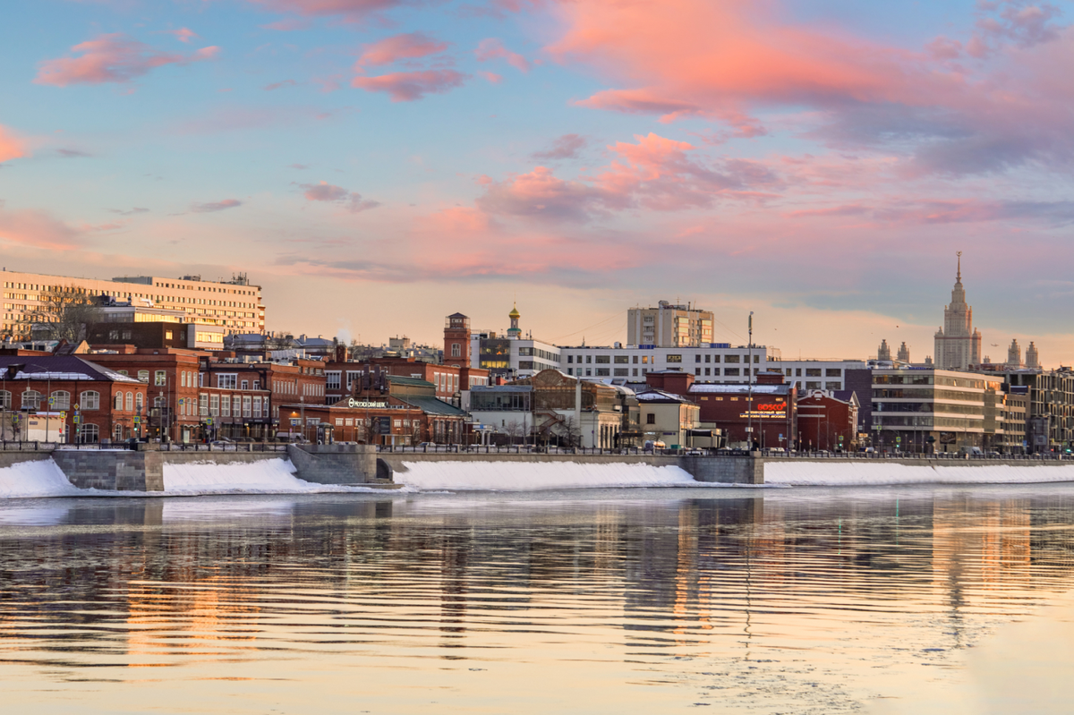 Комплекс краснокирпичных зданий на набережной - та самая фабрика