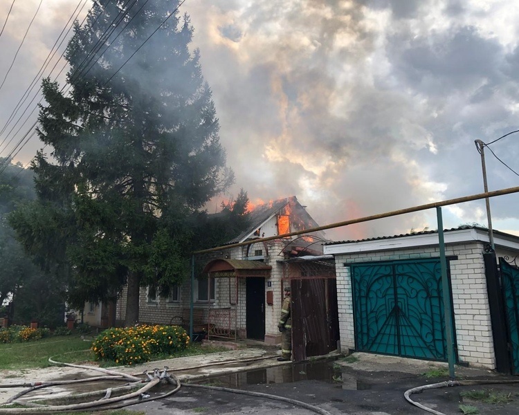    Пожарные предотвратили распространение огня в Рыльском районе после атаки ВСУ