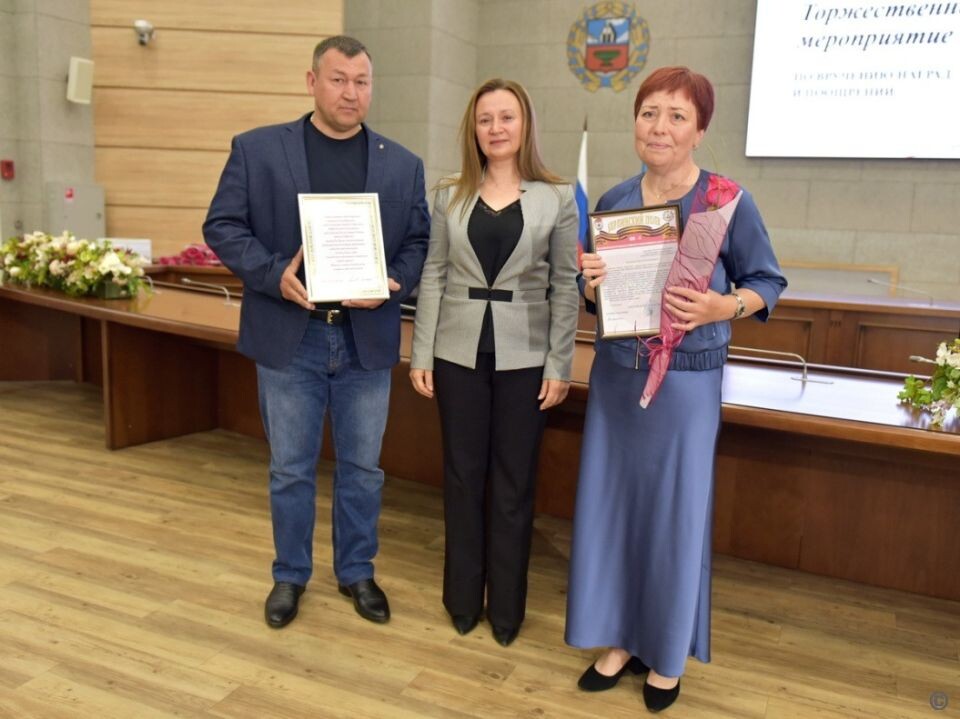    Награждение семей участников СВО и добровольцев. Источник: barnaul.org