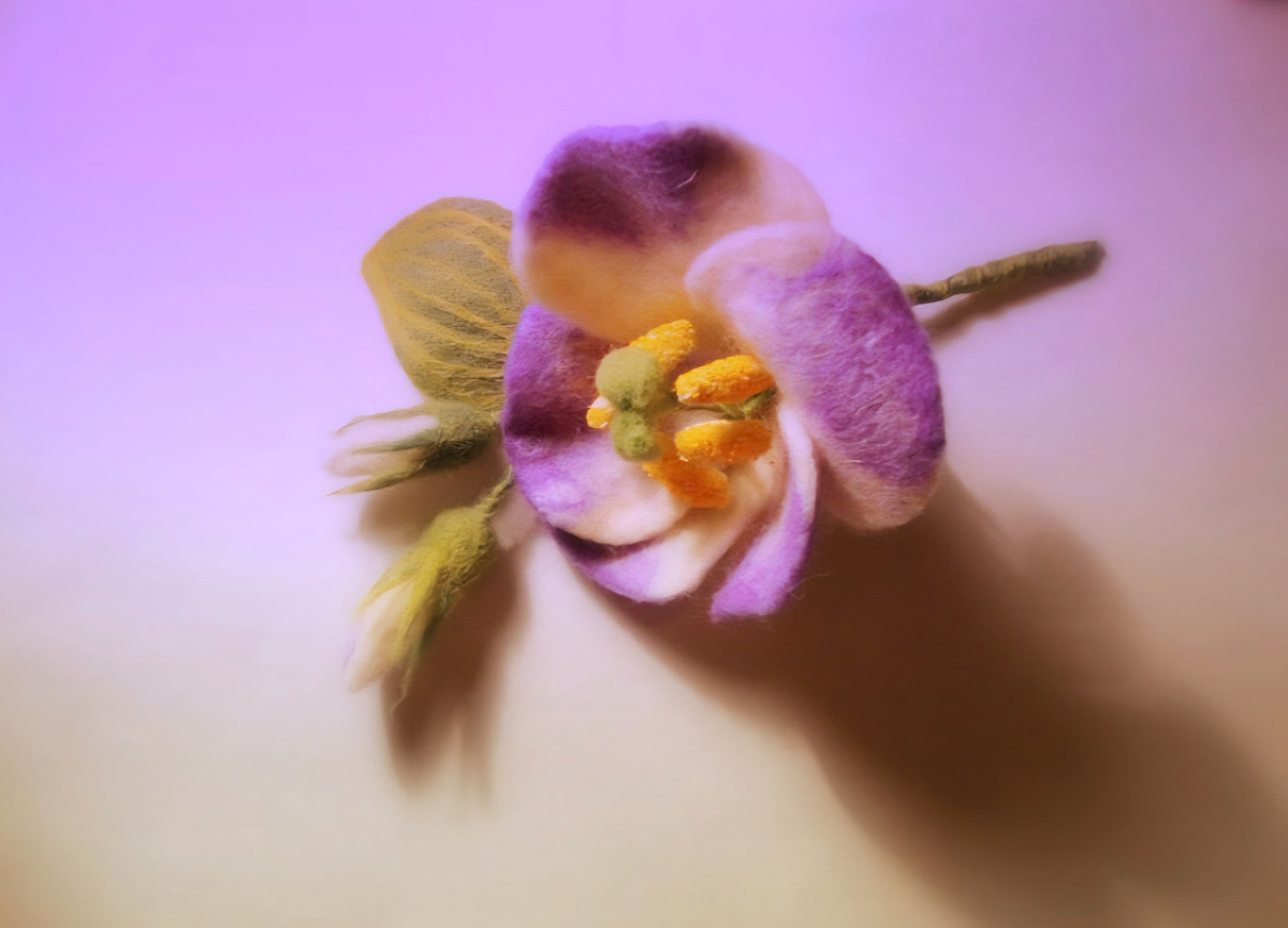 Брошь"Эустома"